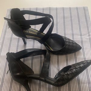 Nice cross strap pump!